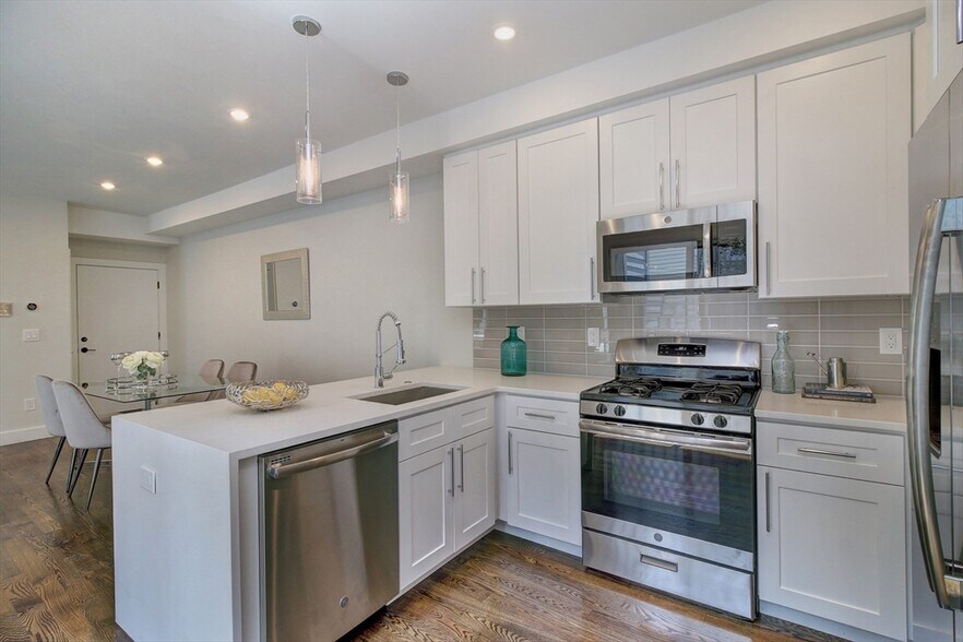 Building Photo - 50 Border St