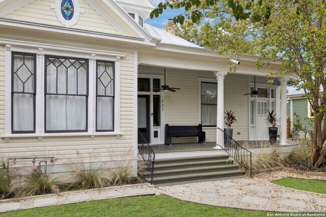 Building Photo - HISTORIC CHARM IN KING WILLIAM