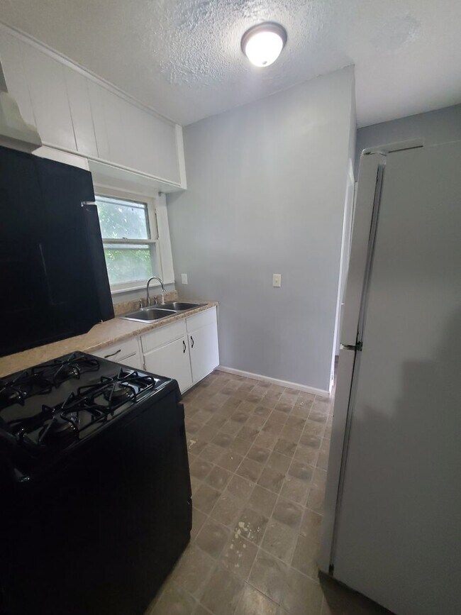 Building Photo - 2 Bedroom 1 Bath House in Moline