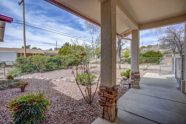 Building Photo - 5 Bedroom + a Den, 3 Bathroom, 2 Car Garage For Rent in Prescott!