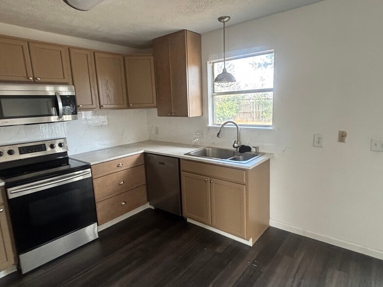 Building Photo - 906 N Church Ave