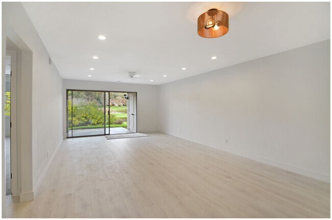 Building Photo - GORGEOUS VIEW CONDO ON THE GOLF COURSE!!!