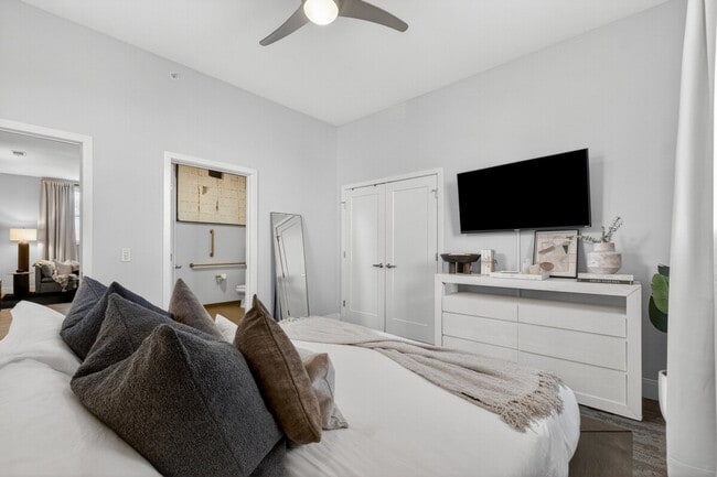 Building Photo - 1424 N Park Pl