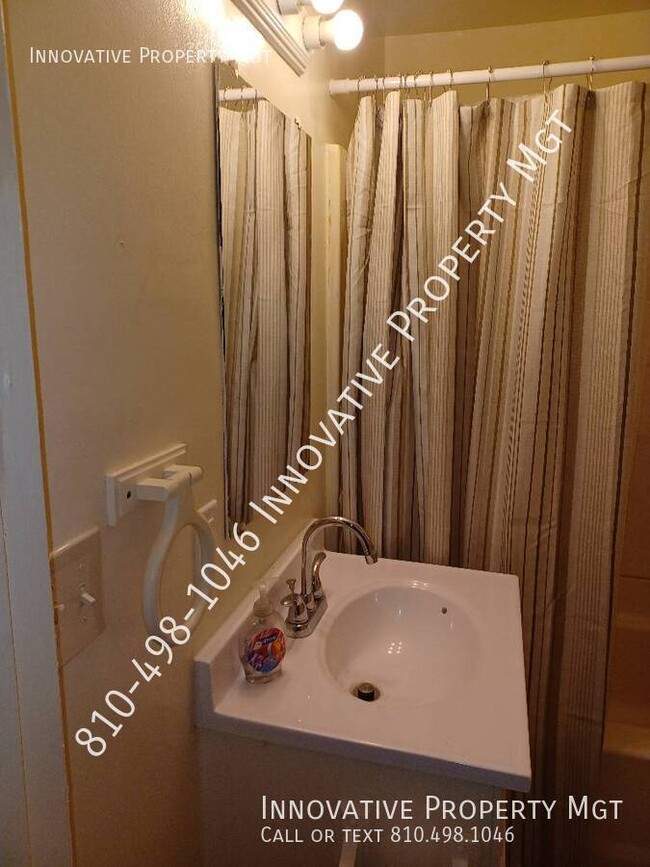 Building Photo - 1077 W Bergin Ave