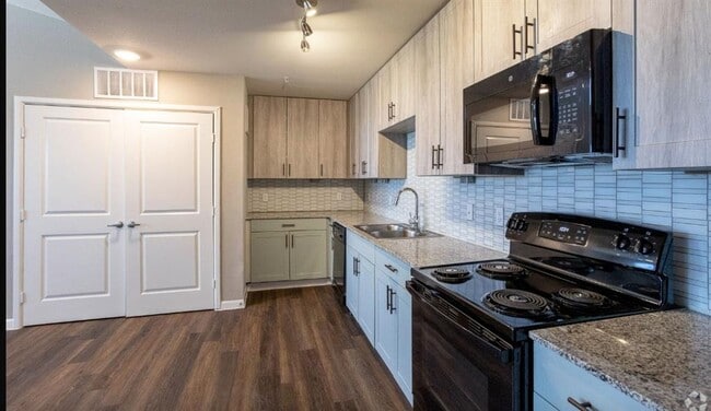 Building Photo - 3300 Oak Creek Dr