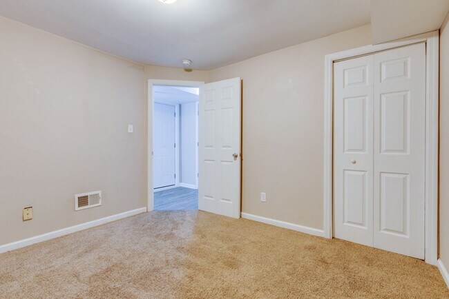 Building Photo - 200 St Thomas St