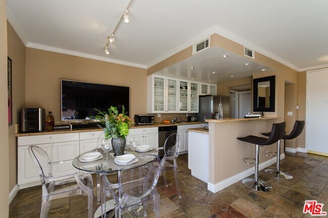 Building Photo - 1131 Alta Loma Rd