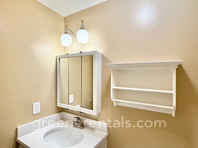Building Photo - Cozy Meets Convenient in This Lacey Charme...