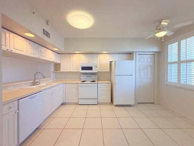 Building Photo - 1200 Country Club Dr