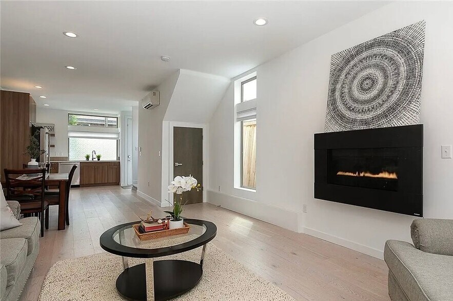 Building Photo - North Beacon Hill Townhouse