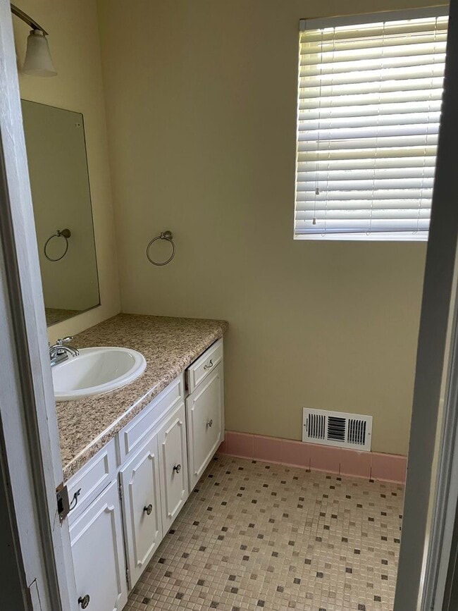 Building Photo - Charming Three Bedroom Brick Ranch in Colu...