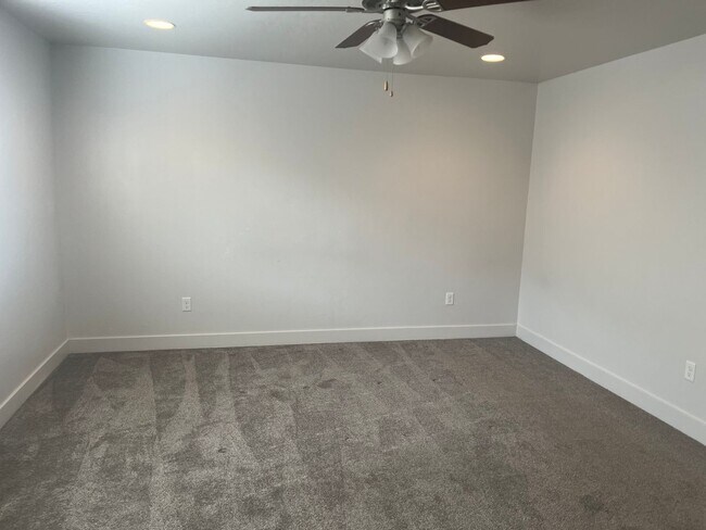 Building Photo - 3 bed | 2.5 bath | 2-car Townhome with Was...