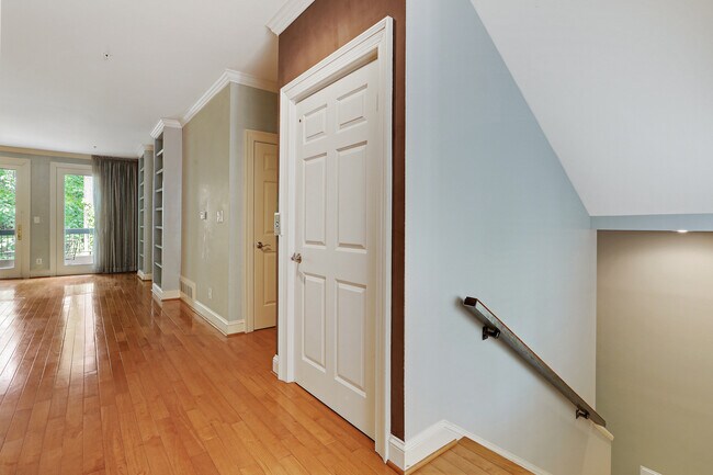 Building Photo - EXQUISITE VININGS/SMYRNA 3B/3.5BA W/ ELEVA...