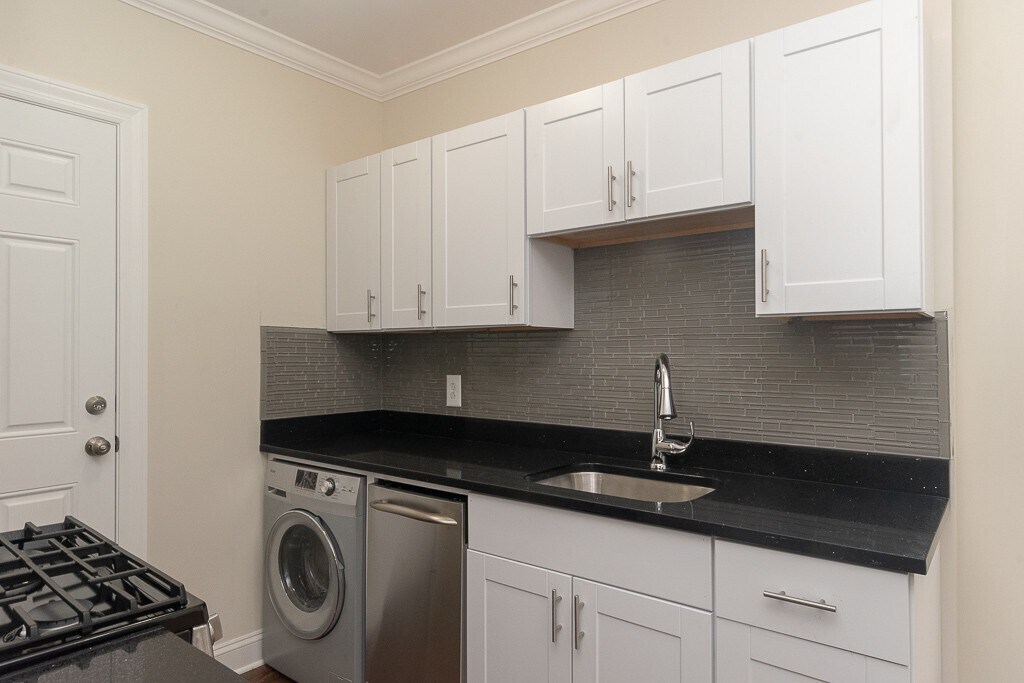 Building Photo - 3817 N Greenview Ave