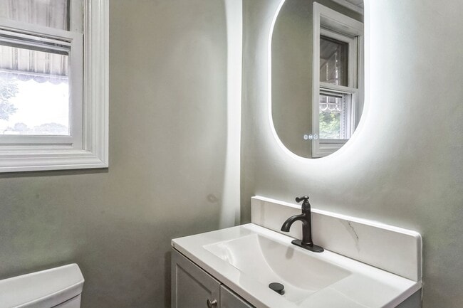 Building Photo - Completely Renovated Studio in Pawtucket