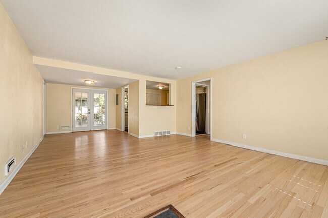 Building Photo - 2140 Robin Dr