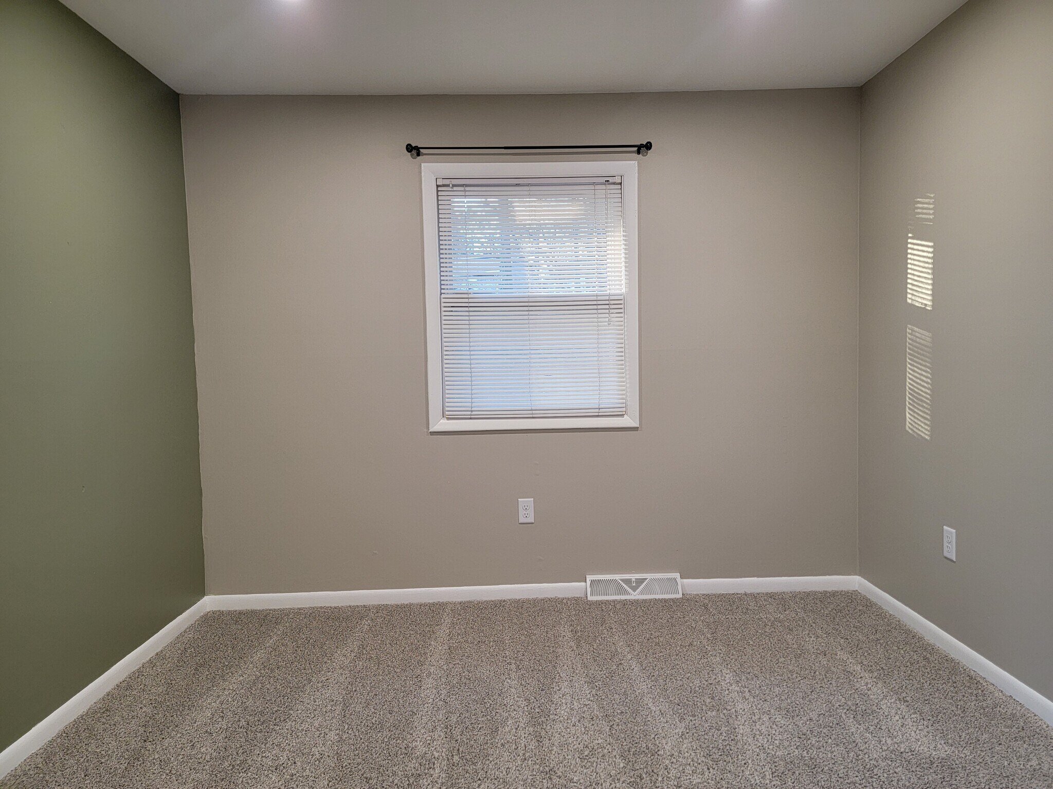Building Photo - 40 Pine Crest Dr