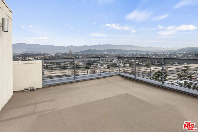 Building Photo - 2753 Waverly Dr