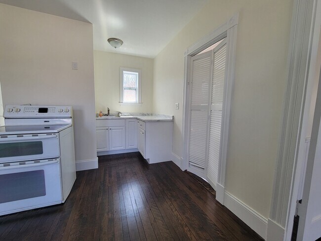 Building Photo - 16 Burroughs St