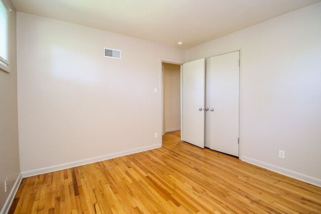 Building Photo - Immaculate Centrally located home!