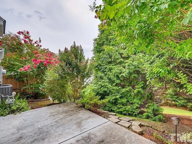 Building Photo - Elegant Long Lake Townhome | Hardwood Floors | 2-Car Garage | Pool