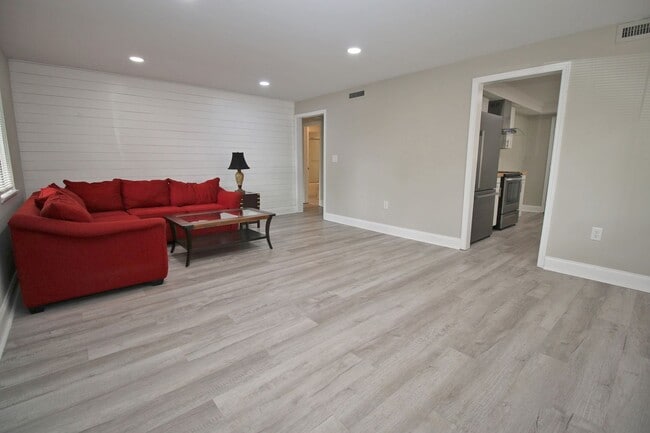 Building Photo - Spacious Student Home in Melrose Heights –...