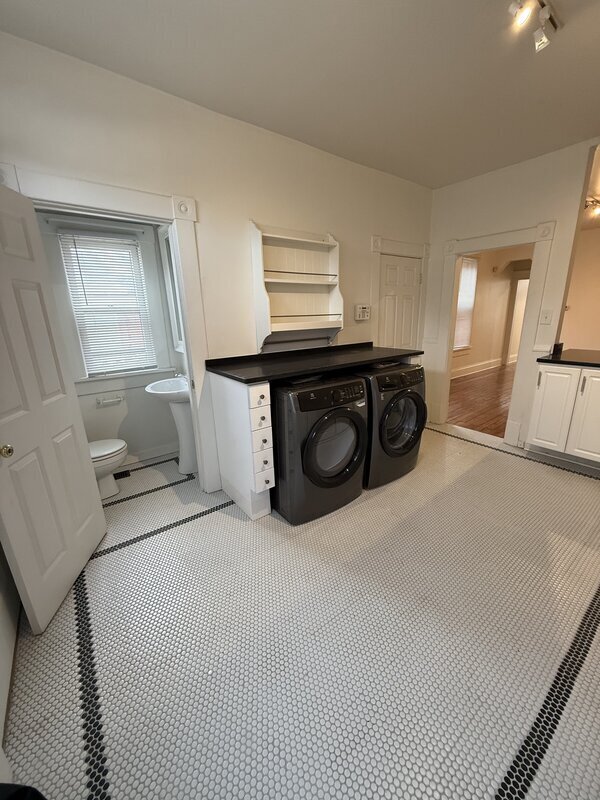 Building Photo - 458 E Sycamore St