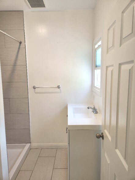 Building Photo - 2032 Vista Del Mar Ave
