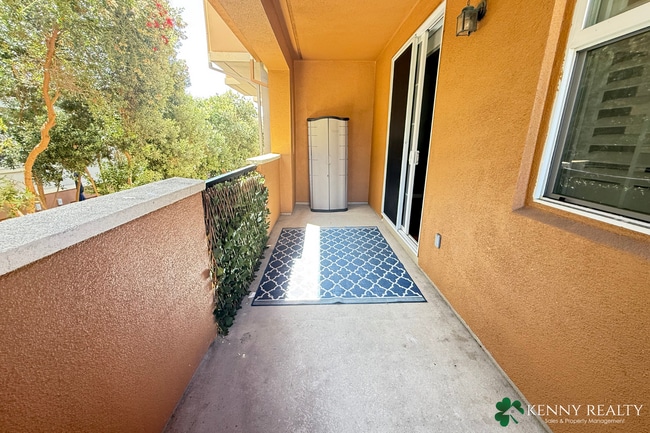 Building Photo - Spacious 3 bedroom, 2.5 Bathroom Condo w/ Bonus Room in South San Francisco