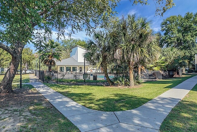 Building Photo - Renovated Condo located in heart of Mt Pleasant, near Ravenel Bridge and Waterfront Park