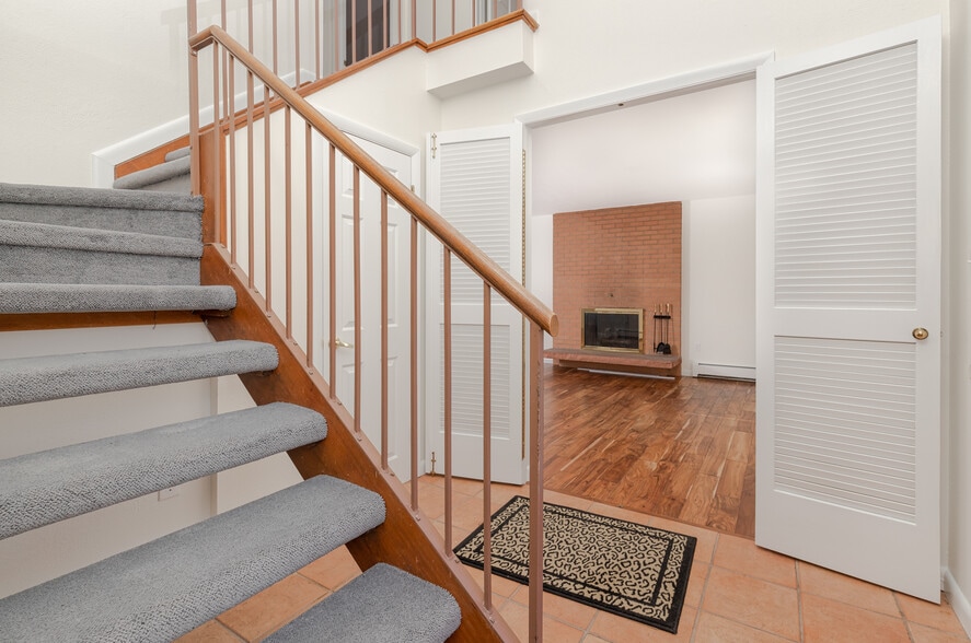 Building Photo - 565 Jack Pine Ct