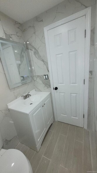 Building Photo - 8 Dee Pl