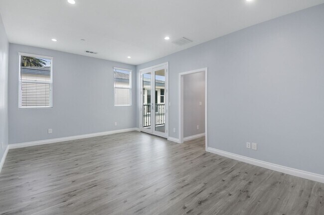 Building Photo - 513 S Oak St