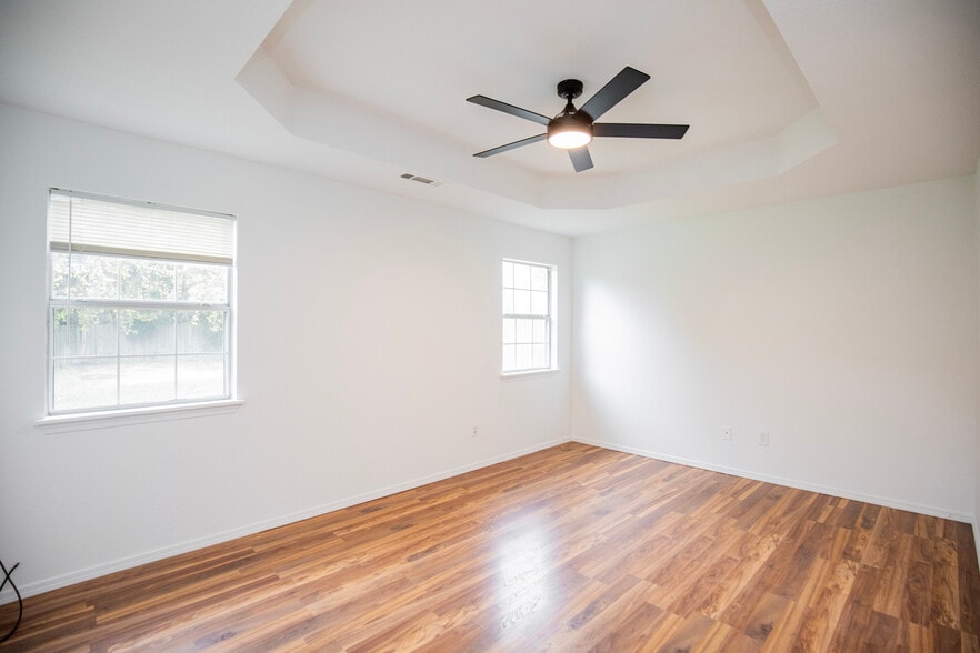 Building Photo - 215 Broyles St