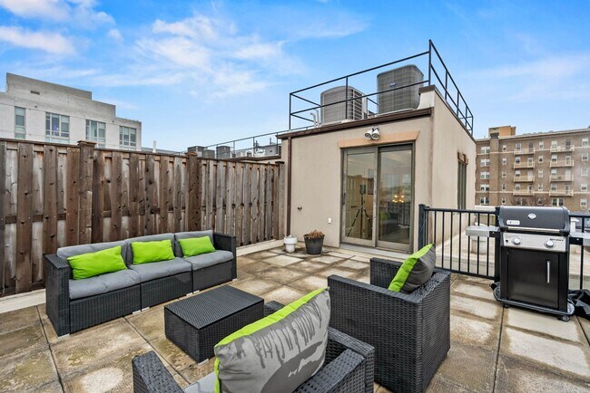 Building Photo - U St Penthouse