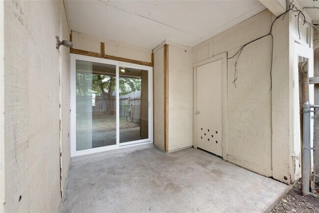 Building Photo - 6903 Woodhue Dr