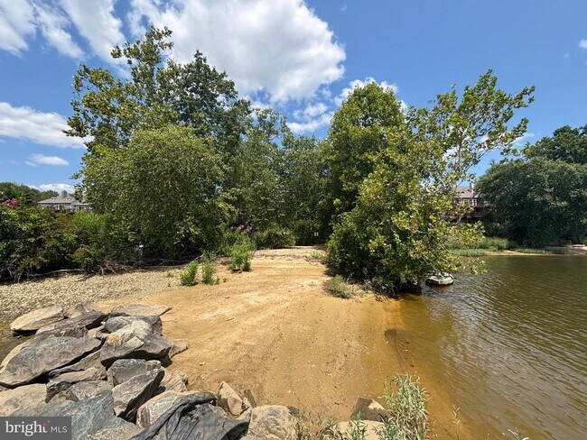 Building Photo - 113 NE Isles Dr
