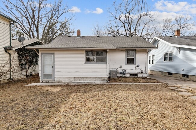 Building Photo - Large Bungalow in Sunnyside Neighborhood!