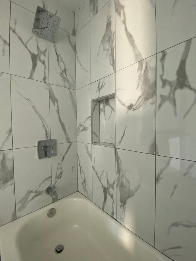 Building Photo - 4574 Oakwood Ave