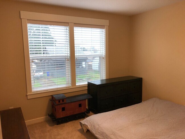 Building Photo - Gorgeous, modern craftsman 3+ bedroom, 3 b...