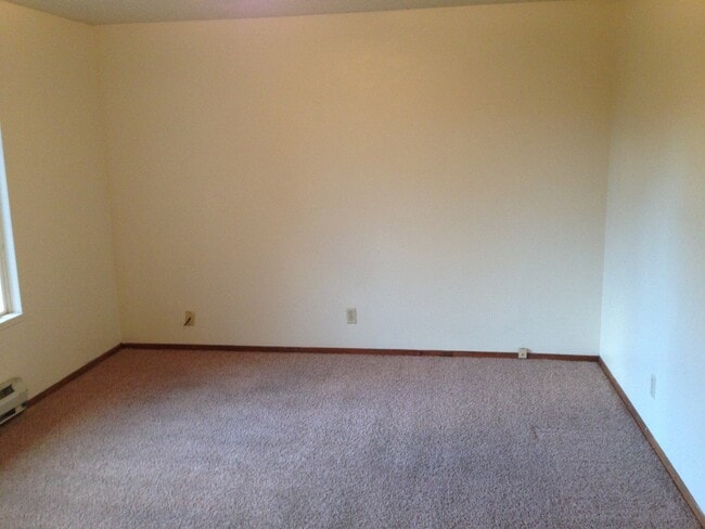 Building Photo - 3 bedroom home with large bonus room and f...