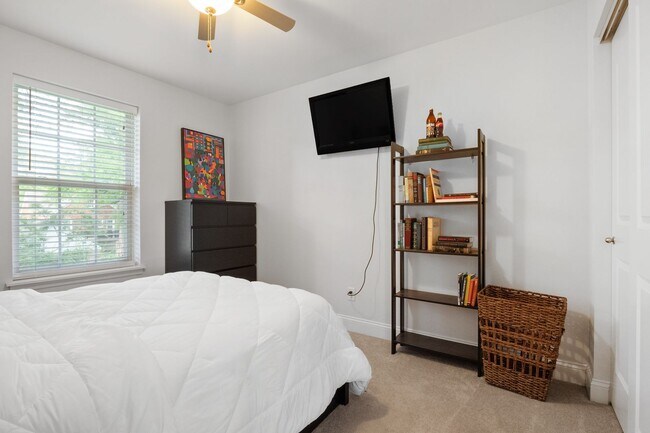 Building Photo - Stunning 4-bedroom, 2.5-bathroom rental of...