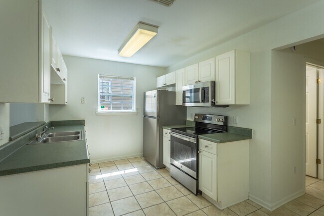 Building Photo - 3 Bedroom 3 Bath Townhouse