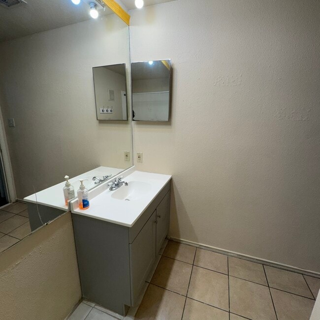Building Photo - 14550 Fonmeadow Dr