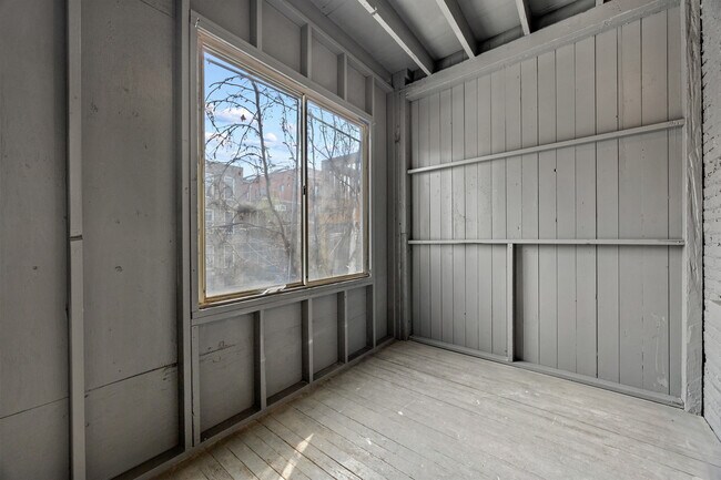 Building Photo - 915 W Newport Ave