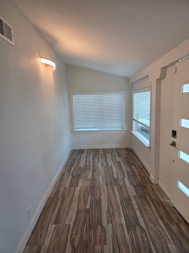 Entry - 1748 Wellesley Ave