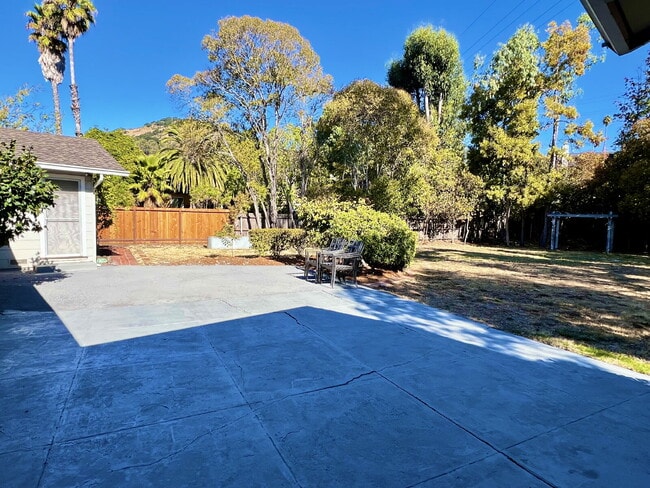 Building Photo - Lovely 3+ Bedroom Single Story Home in San Rafael!