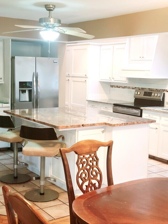 Building Photo - 630 Whitney Ave