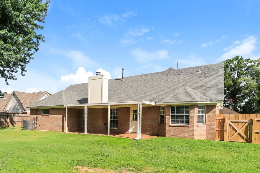 Building Photo - 6752 Oakmoor Cir S