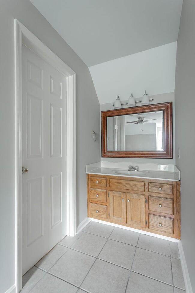 Building Photo - 2 Bedroom, 2 Bath Townhome with Private Pa...